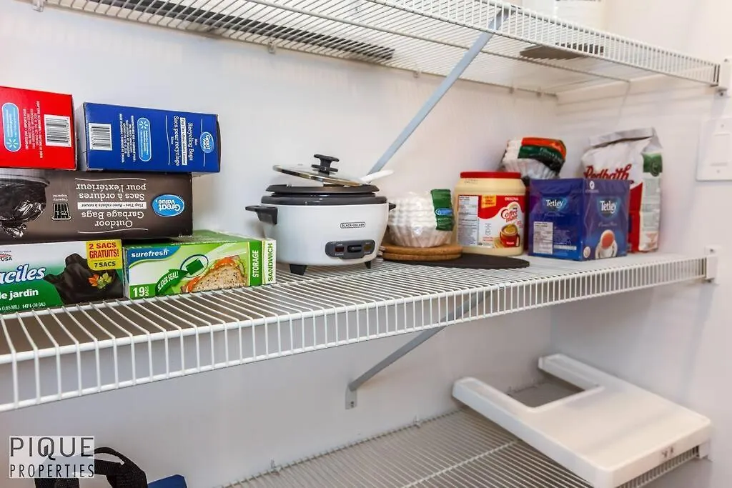 Holiday home *New*Chic Modern Home*King Bed*Foosball*Sleeps 8! Edmonton